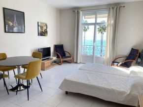 204 - Cannes La Croisette - Studio face mer avec balcon